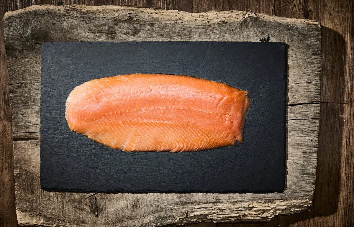 LandLachs Räucherlachs-Filet auf Schieferplatte