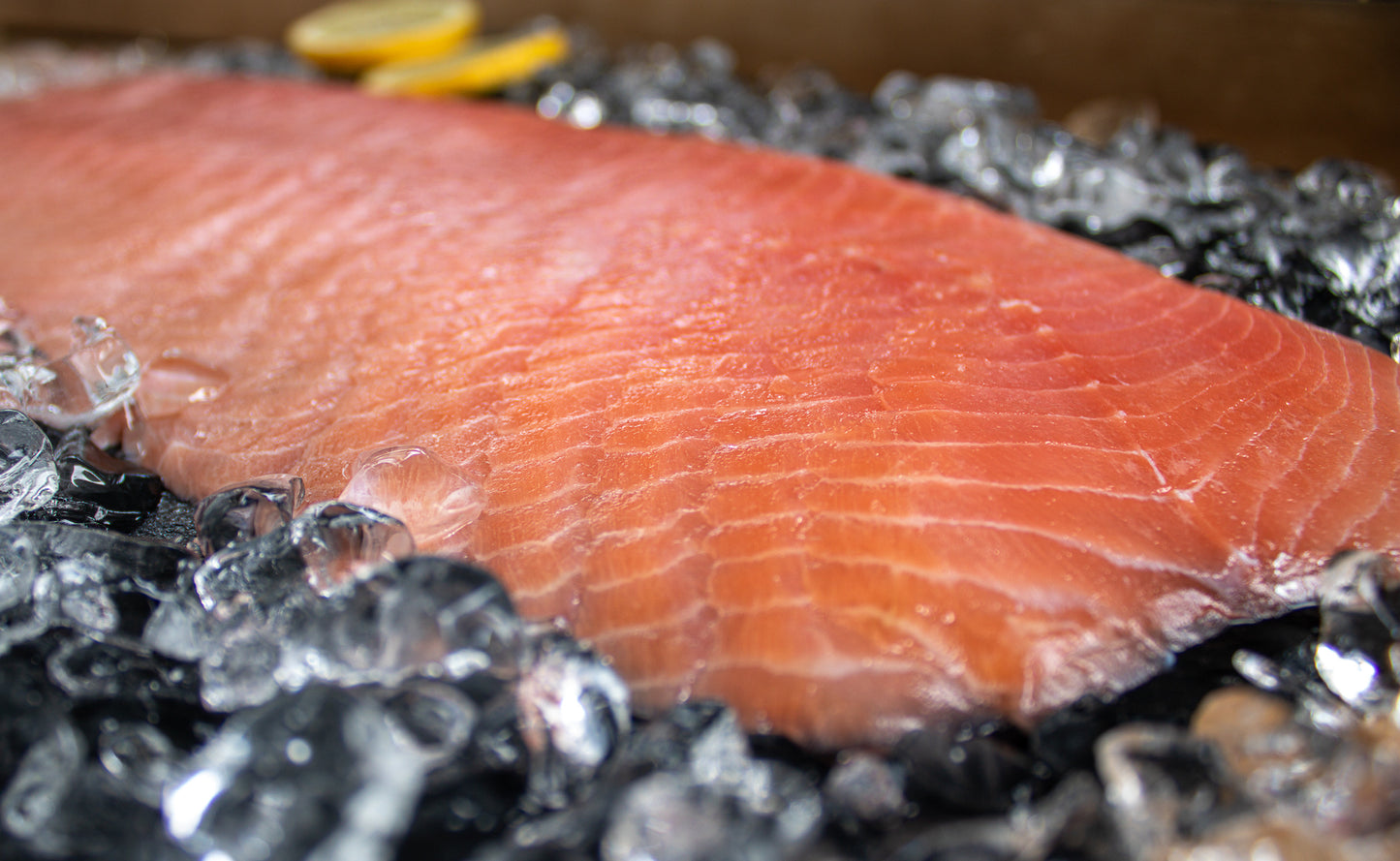 Tiefkühlfrisch - LandLachs-Räucherlachs - eine Seite, geschnitten