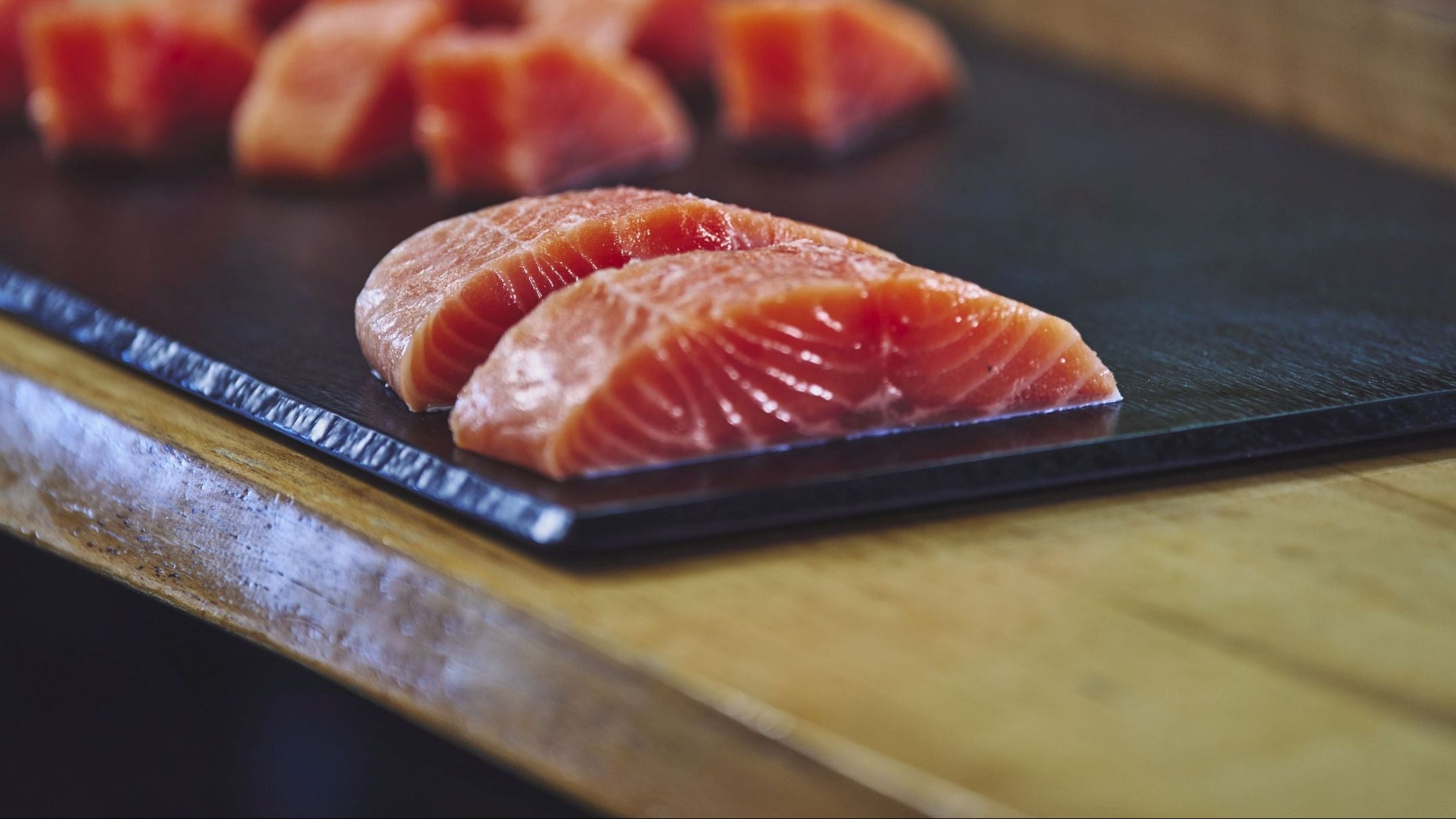 LandLachs auf einem schwarzen Brett 