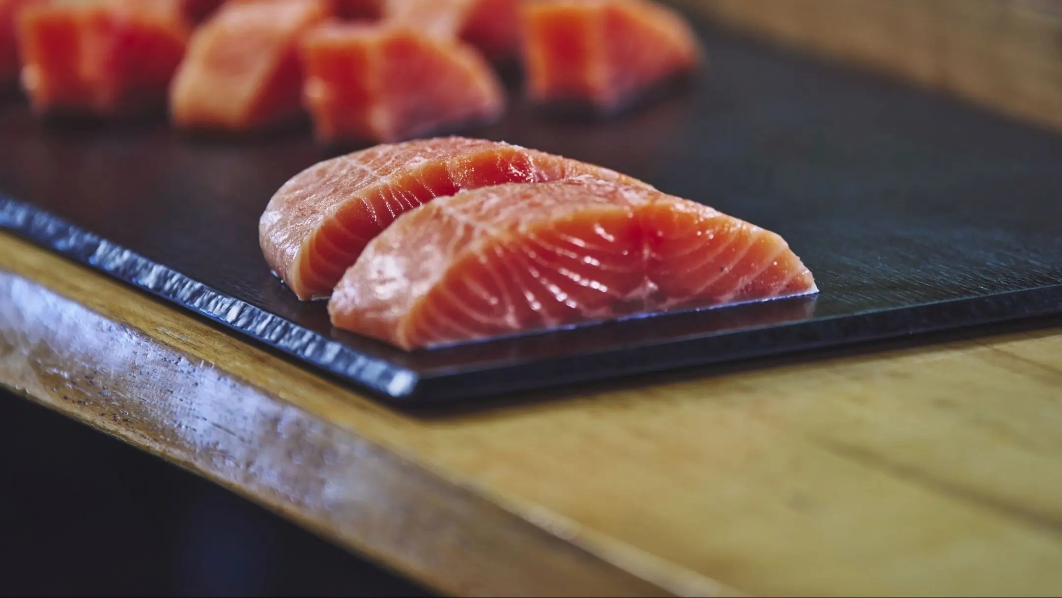 LandLachs auf einem schwarzen Brett 