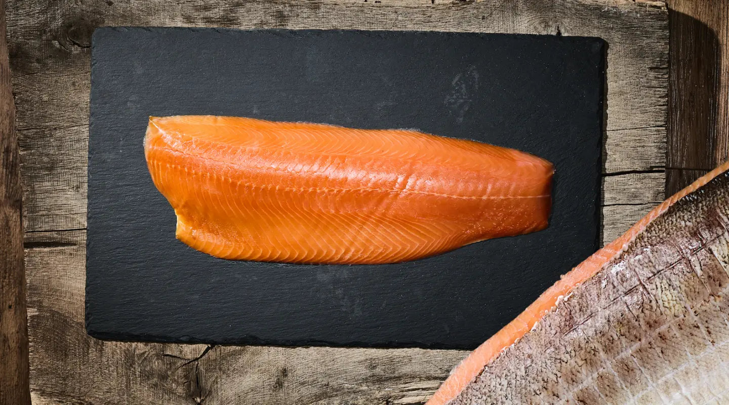 Lachsfilet auf einer schwarzen Platte 