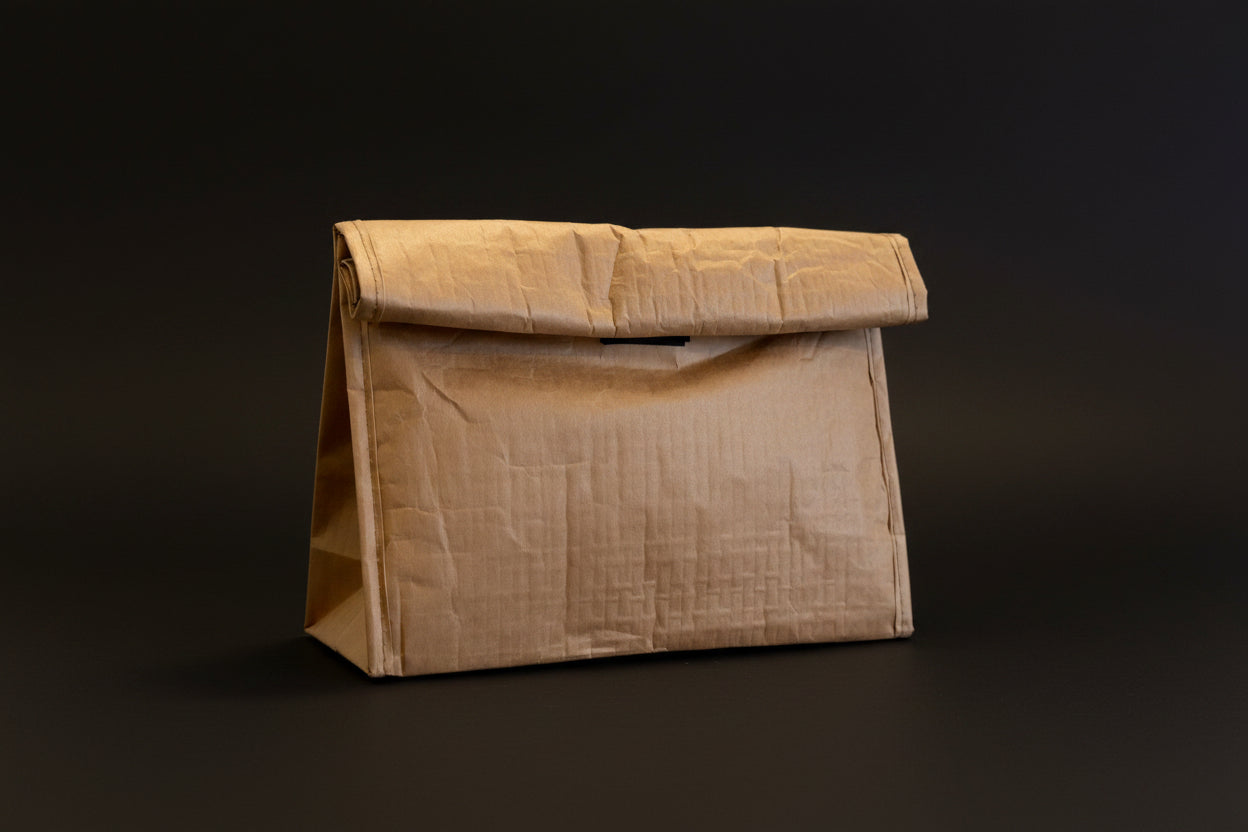 Eine lunchbag, ohne Logo mit einem Schwarzenhintergrund 