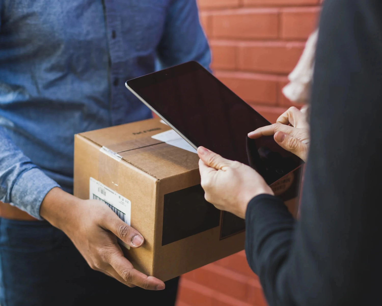 Paketübergabe mit Ipad zum scannen. 