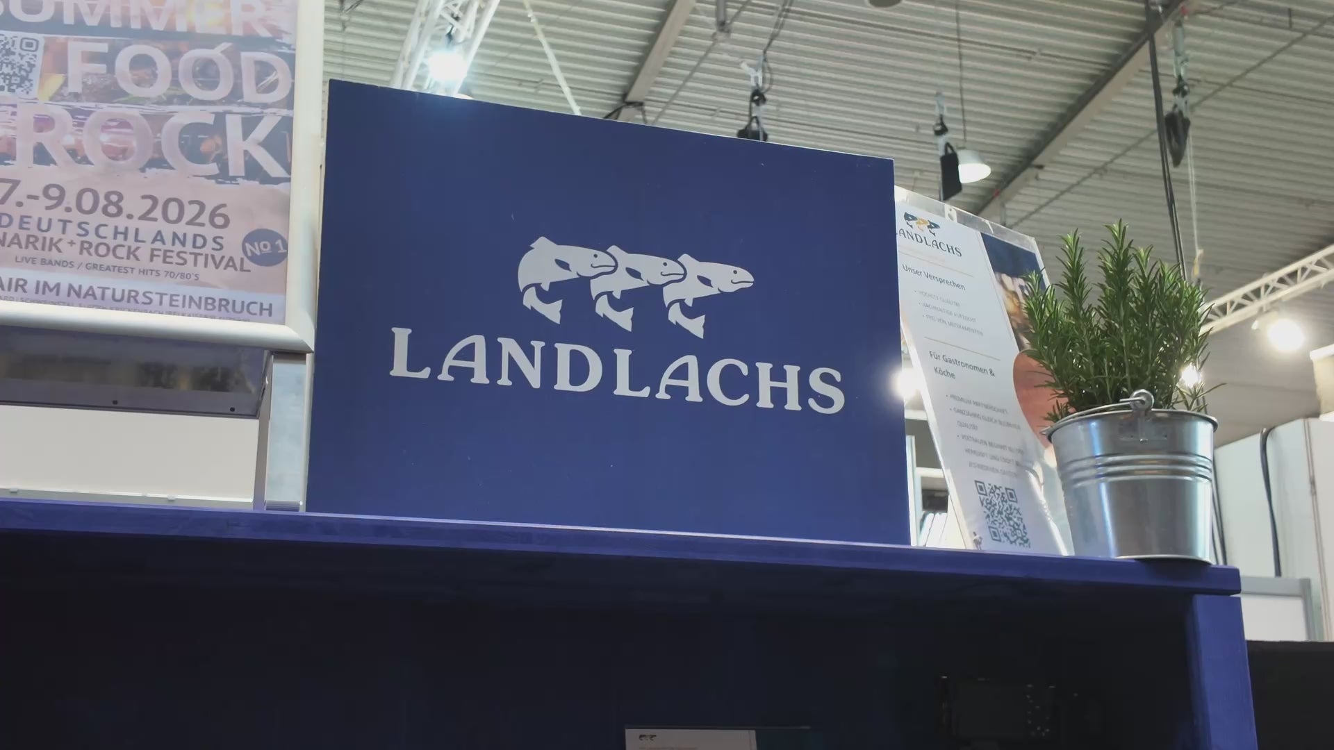 Video laden: Peter scharff erklärrt warum Landlachs wichtig ist. Die natur ist überlastet und durch verschmutzung der meere, sind Lachs sehr problematisch. LandLachs ist eine alternative. Ohne Antibiotika, Schwermetallen. schutz der natur